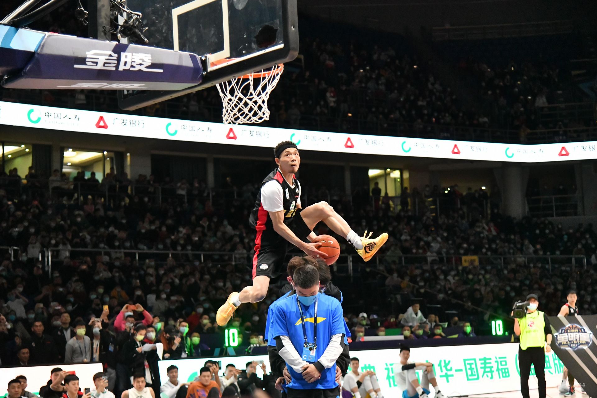 一名防守球 一名防守球