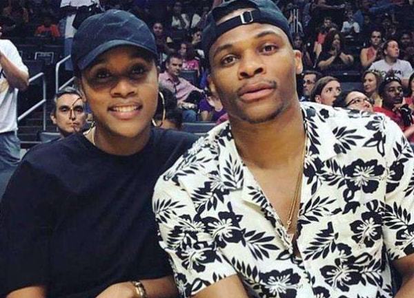 边后卫内收 边后卫内收